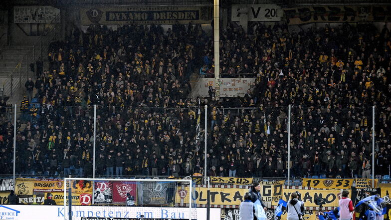 Knapp 1.300 Fans begleiten Dynamo Dresden zum Auswärtsspiel nach Mannheim, auf einen Stimmungsboykott in der Anfangsphase verzichteten die Zuschauer.