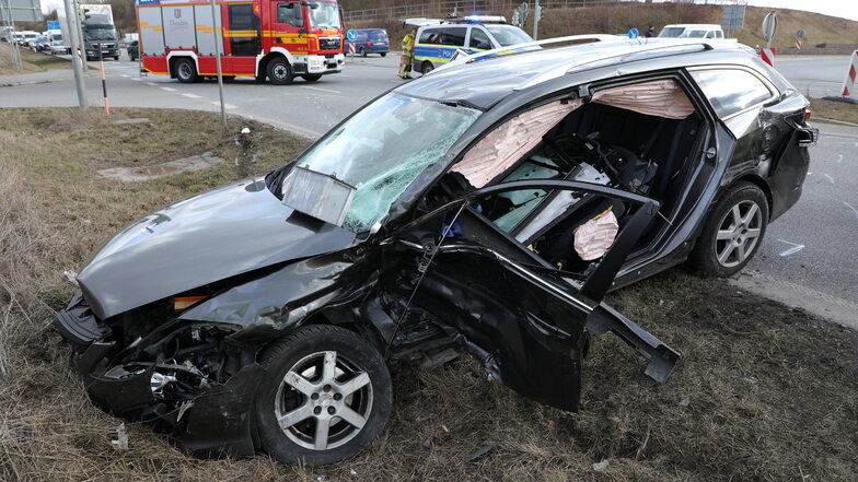 Schwer verletzt musste der Fahrer dieses Mazda ins Krankenhaus eingeliefert werden.
