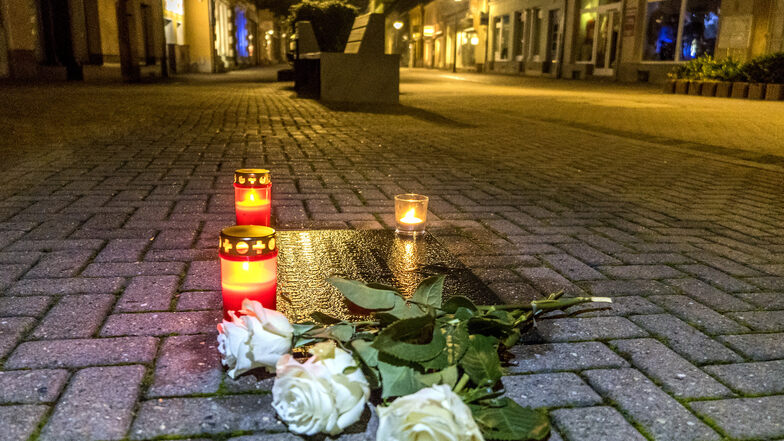 Rosen und Kerzen auf der Hauptstraße in Riesa erinnern an die Reichspogromnacht von 1938.