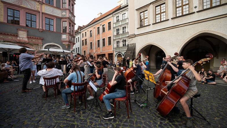 Viele Musiker der Musikschule "Johann Adam Hiller", die regelmäßig beim XXL-Podium auf dem Untermarkt auftreten, werden von Honorarkräften unterrichtet. Das soll bald nicht mehr so einfach sein.