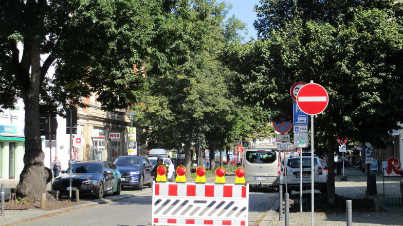 Seit diesem Freitag ist die Bahnhofstraße auch im mittleren Abschnitt halbseitig gesperrt.
