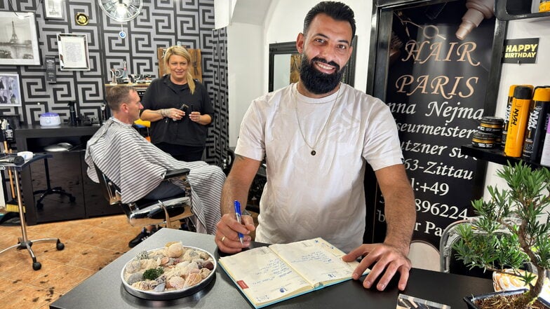 Mohamed Merie und Anna Nejman in ihrem Friseursalon in Zittau.