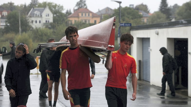 Der Pirnaer Ruderverein bringt seine Boote in Sicherheit.