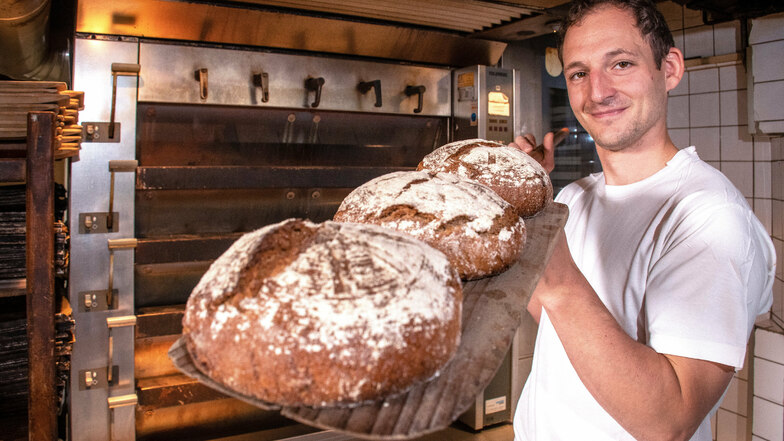 So sieht das Vollkornbrot aus, das Bäckermeister Christian Brauer aus Böhrigen donnerstags aus dem Ofen holt. Um eins zu kaufen, fahren Kunden dann durchaus mal ein paar Kilometer.