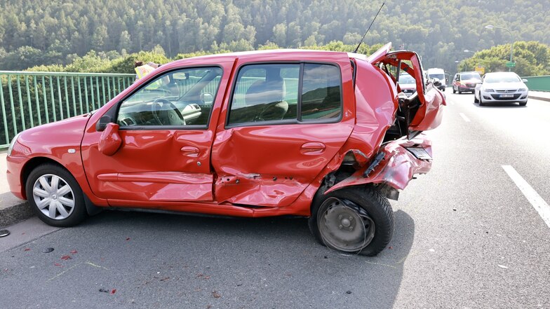 Beschädigter Renault Clio nach einem Auffahrunfall in Bad Schandau. Erst zweieinhalb Stunden nach dem Zusammenstoß war die B172 wieder frei.