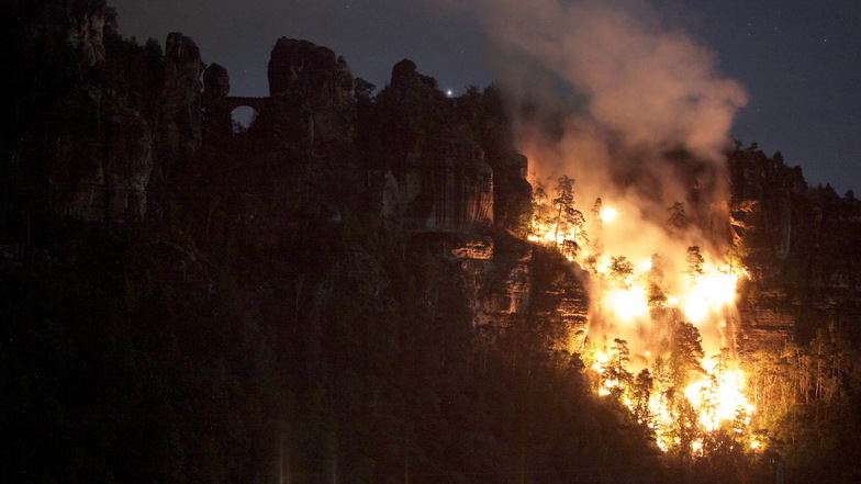 Flammeninferno nahe der weltberühmten Basteibrücke Mitte Juli 2022. Es dauerte zwei Tage, bis das Feuer gelöscht war. Verursacht wurde es von vier Shisha-Rauchern.