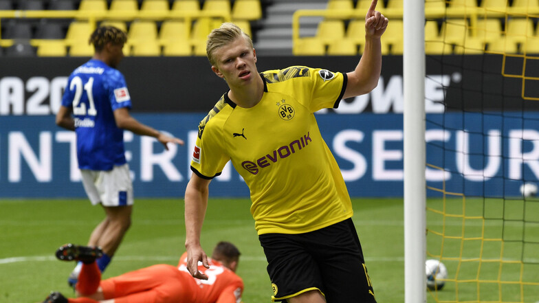 Erling Haaland von Borussia Dortmund hat das erste Tor in der Fußball-Bundesliga beim Neustart nach der Corona-Pause erzielt. Der 19 Jahre alte Norweger traf in der 29. Minute des Revierderbys gegen den FC Schalke 04 zum 1:0. Er jubelte danach wie vorgesc