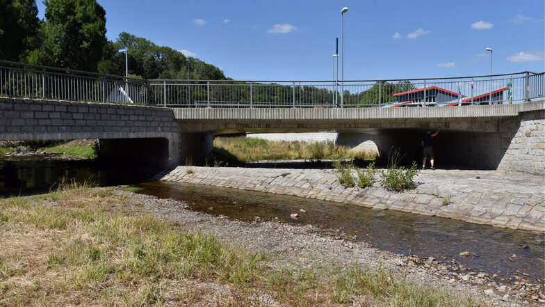 Aus einer Brücke werden zwei: Neben dem Teil über der Roten Weißeriotz gibt es das Entlastungsbauwerk mit einer Flutmulde, die überschüssigen Wassermassen einen Ausweg gewährt.
