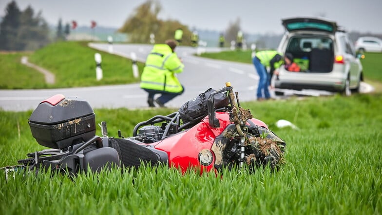 Hohnstein: Motorrad-Besatzung stirbt bei Unfall