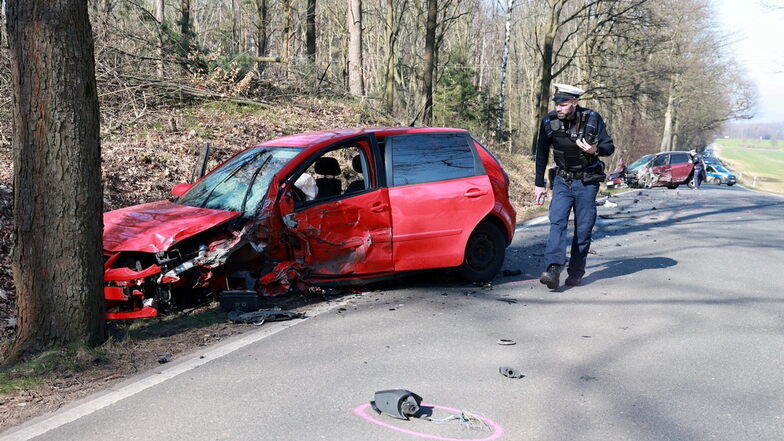 Die 32-jährige Fahrerin des Renault musste mit einem Rettungshubschrauber in ein Krankenhaus gebracht werden.