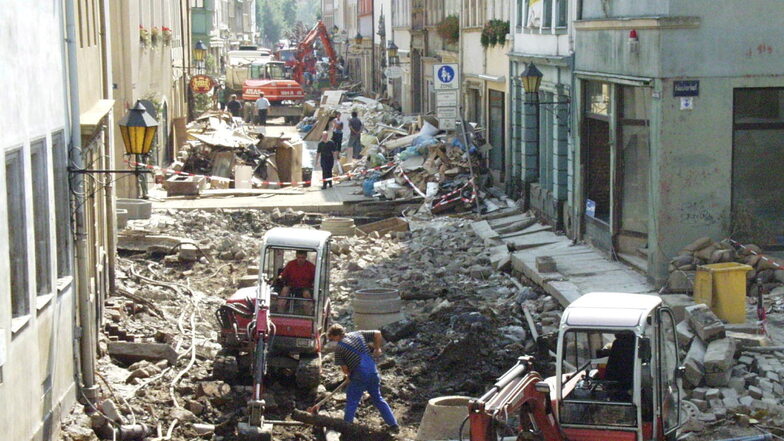 Am 12. August 2002 flutet die Gottleuba die Innenstadt Pirnas. Das Ausmaß der Katastrophe zeigt unter anderem dieses Bild von der Dohnaischen Straße.