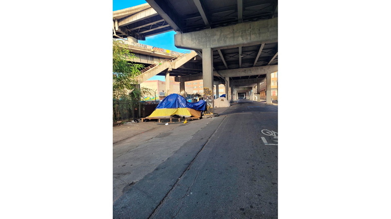 Zelte und Planen bedecken in Städten wie Portland ganze Straßen. Tausende Menschen können sich keine Wohnung leisten.