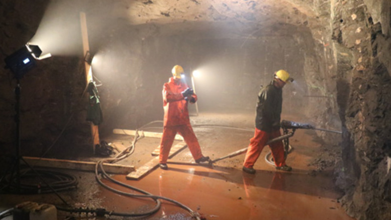 Aus 150 Tonnen komplexer Erze, die aus dem Besucherbergwerk Zinnkammern Pöhla im Erzgebirge  entnommen wurden, wollen Forscher Metalle auf wirtschaftliche Weise gewinnen..  