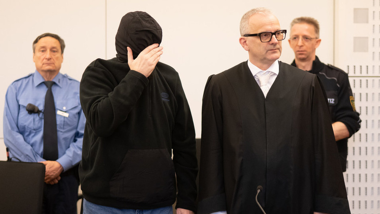 Anfang Februar hat der Prozess gegen Laurent F. begonnen. Der 56-Jährige, hier mit seinem Verteidiger Andreas Boine (r.) soll im Mai 2019 seine beiden Kinder ermordet haben.