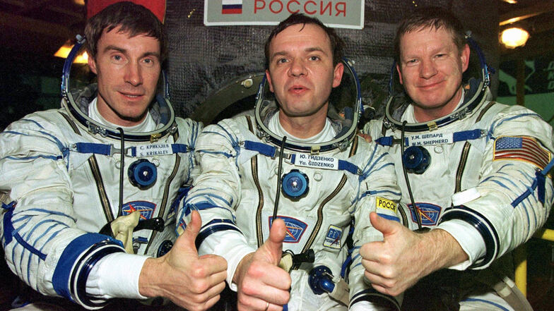 Die Crew, die als erste die Internationale Raumstation ISS bewohnte: US-Astronaut Bill Shepherd (l-r) und die russischen Kosmonauten Juri Gidzenko and Sergej Krikaljow, vor ihrer Sojus-Rakete.