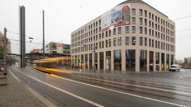 Am Dresdner Postplatz sind am Dienstagvormittag mehrere Busfahrgäste nach einer Vollbremsung gestürzt.