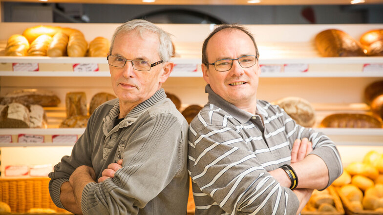 Rücken an Rücken: Die Bäcker Martin Kunath (li.) aus Leppersdorf und Jens Leipold aus Radeberg arbeiten künftig noch enger zusammen. Im Geschäft an der Hauptstraße werden auch weiterhin die typischen runden Kuchen sowie Brot und Brötchen angeboten.