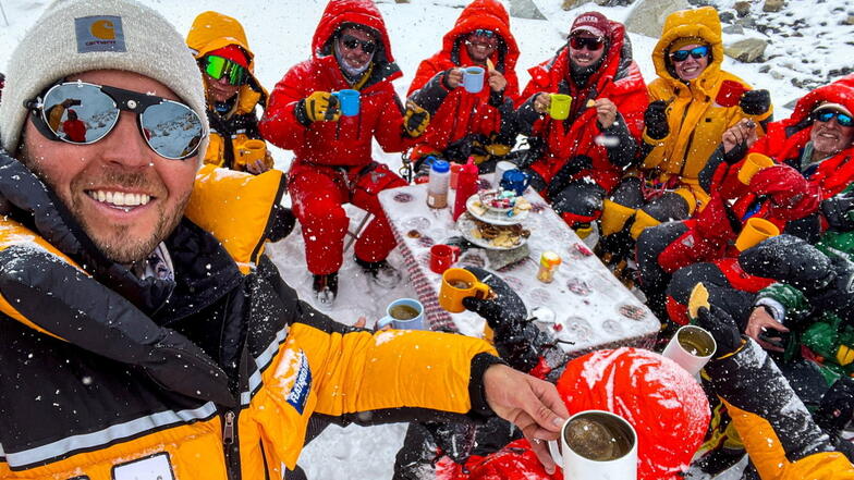 Bergsteiger feiern welthöchste Tee-Party