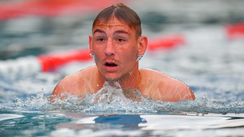 Torwart Kevin Broll zeigt auch beim Schwimmen vollen Einsatz sein.
