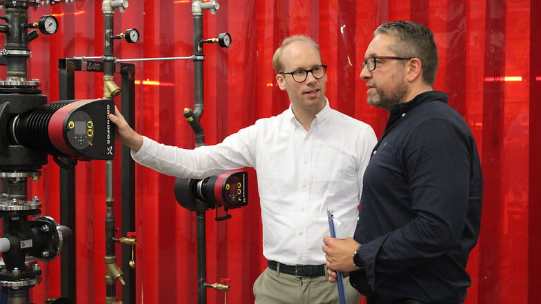 Pewo-Produktionsleiter Andre Altmann (rechts) führte Maximilian Viessmann am Mittwochnachmittag durch das Unternehmen.