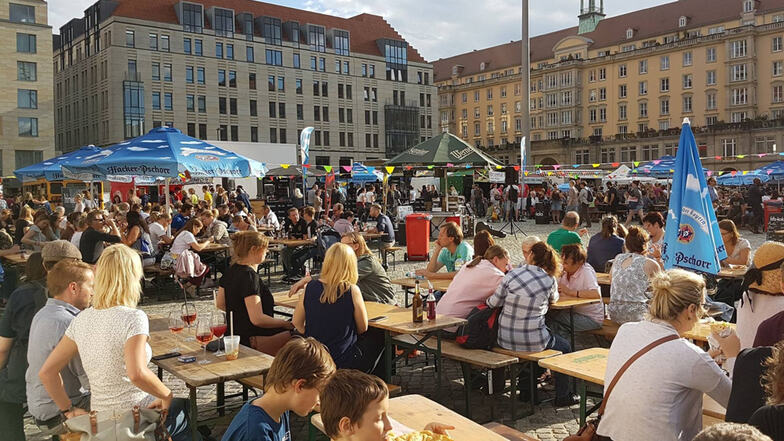 Pfandbecher und Gläser, die gespült werden stehen in Dresden nicht nur beim Streetfood Festival auf den Tischen.
