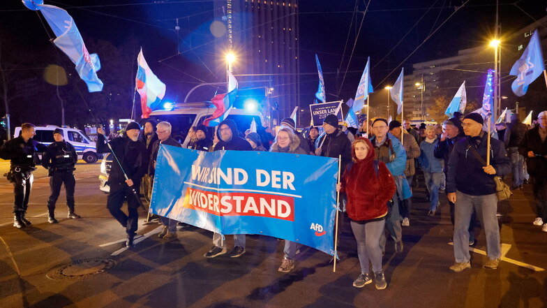 Sympathisanten der Chemnitzer AfD demonstrieren im November gemeinsam mit Rechtsextremisten gegen den Krieg in der Ukraine. Ein führender AfD-Politiker soll beste Kontakte nach Moskau pflegen.