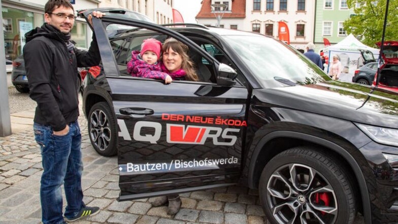 Roman und Chrissi Schurz kamen mit Tochter Ronja zur Automesse auf dem Schiebocker Altmarkt. Sie schauten vor allem nach dem passenden Familienauto.