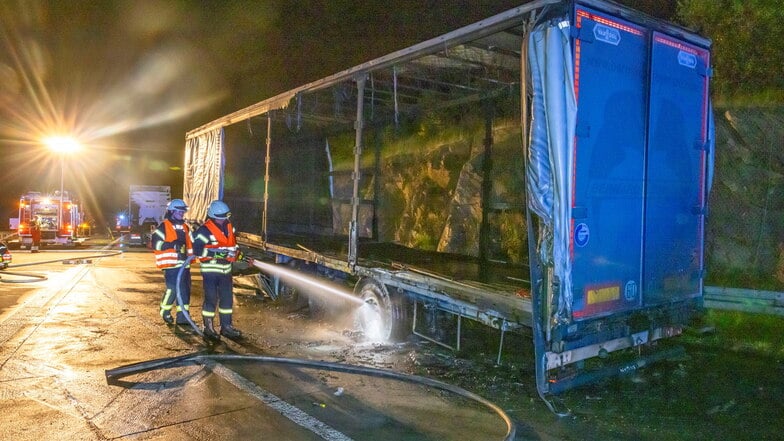Lastwagen-Anhänger gerät auf A17 in Brand