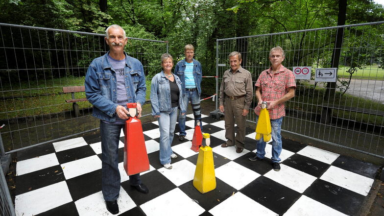 Das sind die besonderen Schachfiguren im Görlitzer Stadtpark. Es ist nicht das erste Mal, dass das Alkanti-Projekt (hier ein Archivfoto) sich mit der Sanierung der Schachanlage beschäftigt.