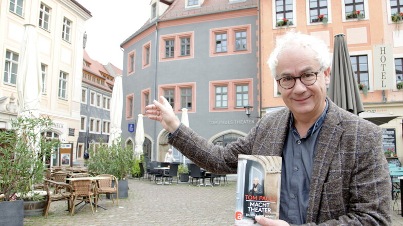 Schauspieler und Kabarettist Tom Pauls vor seinem über 500 Jahre alten Theater- und Museums-Haus in Pirna.