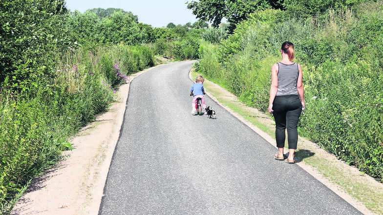 Eine Frau und ihre Tochter nutzen den Radweg zwischen Waldheim und Hartha. Der ist allerdings noch nicht freigegeben.