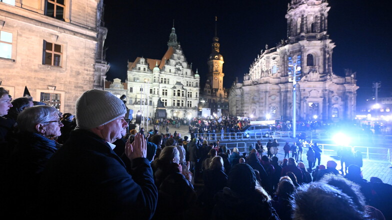 Protest gegen Pegida, AfD und Freie Sachsen in Dresden: Auch Oberbürgermeister Dirk Hilbert (FDP) hat sich am Montagabend in die Gegendemos eingereiht.