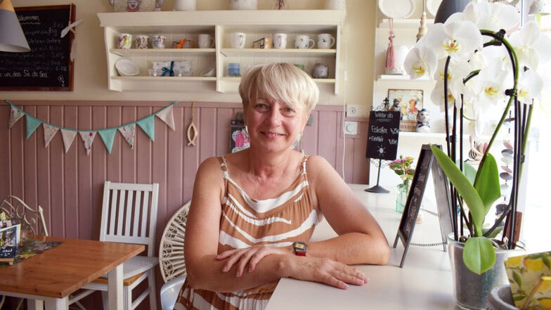 Sylvia Hübner betreibt ihr Café Rosali in der Altstadt von Hoyerswerda nun bereits seit sieben Jahren. Dort bietet sie nicht nur Kulinarisches an, auch der Großteil der Deko-Elemente kann käuflich erworben werden.