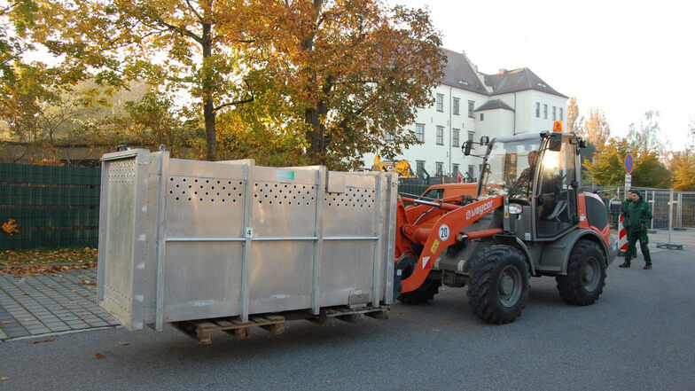 Langsam und mit Bedacht transportiert Gerd Brose vom Bauhof mittels Gabelstapler die Kiste mit Björn zum Transporter der Firma Trans-Exotica.