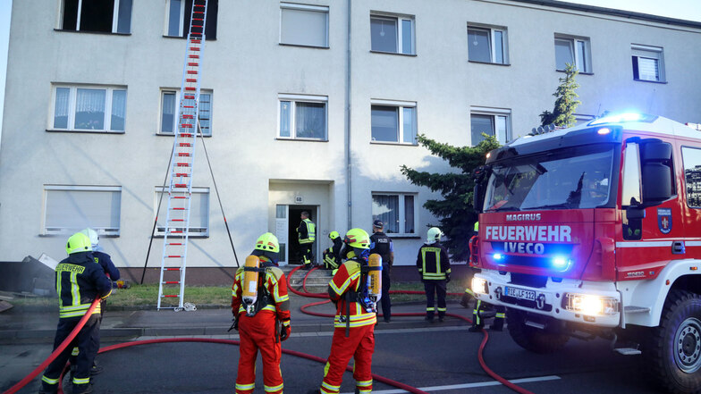 Mehr als 70 Feuerwehrleute waren am Dienstag bei einem Wohnungsbrand in Strehla im Einsatz.