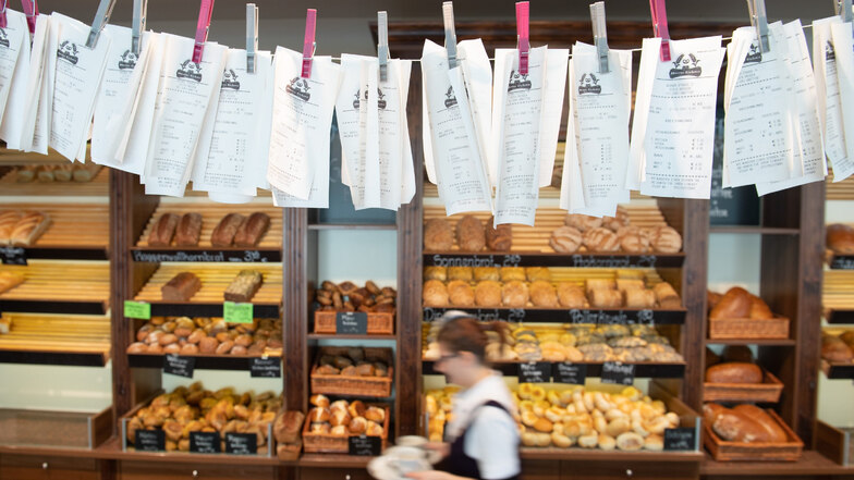 Kassenzettel hängen in der Dresdner Bäckerei Morenz an einer Leine. Seit 1. Januar müssen Händler mit elektronischen Kassensystemen ihren Kunden bei jedem Kauf unaufgefordert einen Beleg aushändigen.