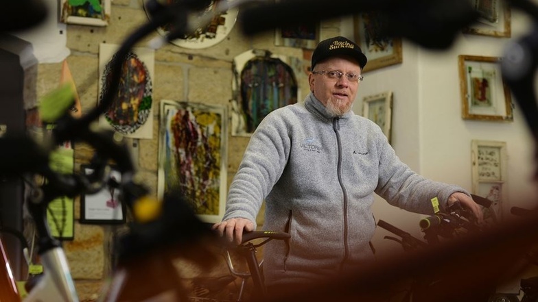 Frank Salzmann in seiner Fahrradstation in der Pirnaer Altstadt. Mit dem Laden hat er sich seinen Lebenstraum erfüllt: „Das Radfahren ist einfach in mir drin.“