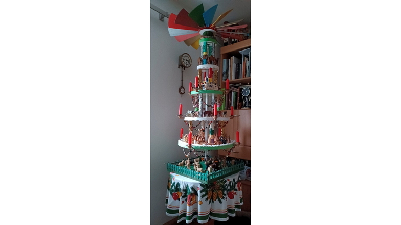 Der persönliche Weihnachtsschatz von Familie Welke aus Freital ist 123 Zentimeter hoch. „Mein Vater ist der Erbauer der Pyramide und hat sie Ende der 30er-Jahre hergestellt“, schreibt Marietta Welke. „Jedes Jahr erfreuen wir uns an den sehr alten, alten und neueren weihnachtlichen Figuren sowie Spielzeug.“