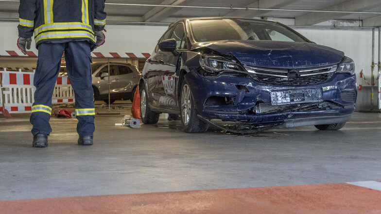 Beschädigt wurden beim Unfalls am Donnerstag nicht nur Teile des Elbgalerie-Parkhauses, sondern auch der blaue Opel des mutmaßlichen Verursachers.