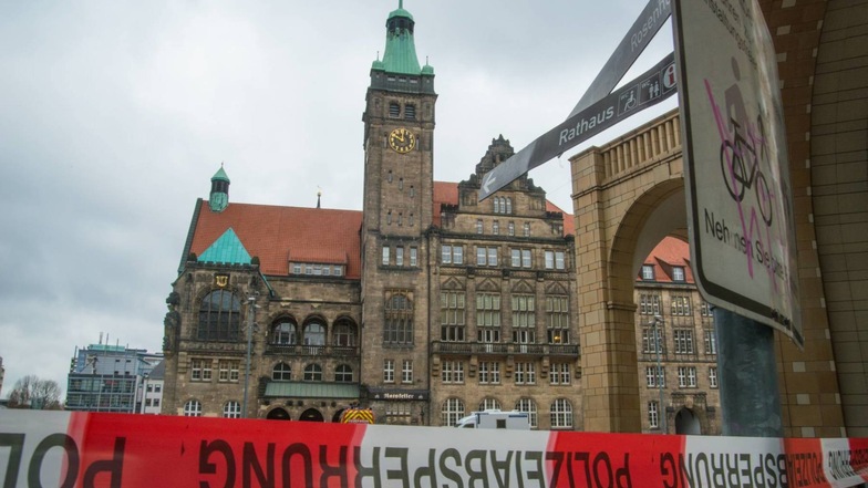 Das Areal um das Chemnitzer Rathaus ist derzeit abgesperrt.