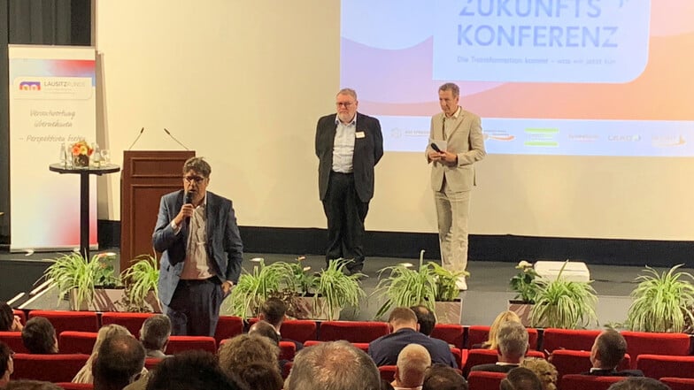 Michael Kellner, Staatssekretär beim Bundesminister für Wirtschaft und Klimaschutz, Wolf Lotter, Publizist, Marco Seiffert, Moderator vom RBB bei der Zukunftskonferenz der Lausitzrunde.