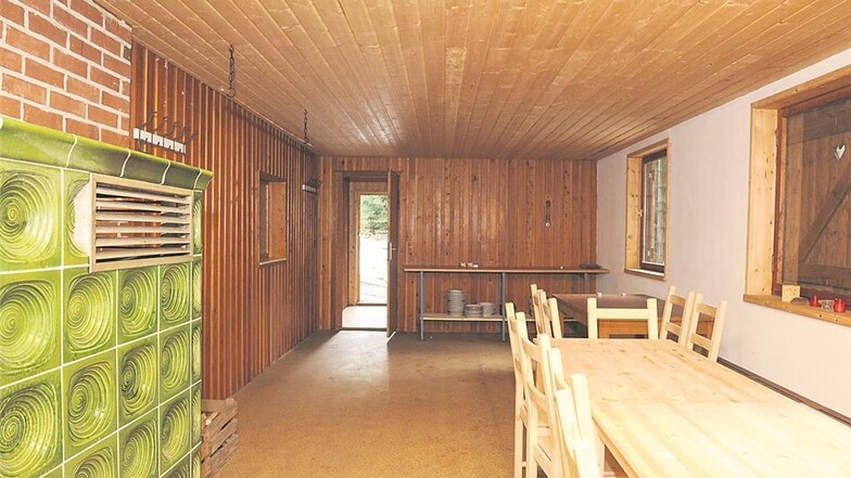 Im geräumigen Aufenthaltsraum von Willys Hütte haben bequem zehn Wanderer Platz.