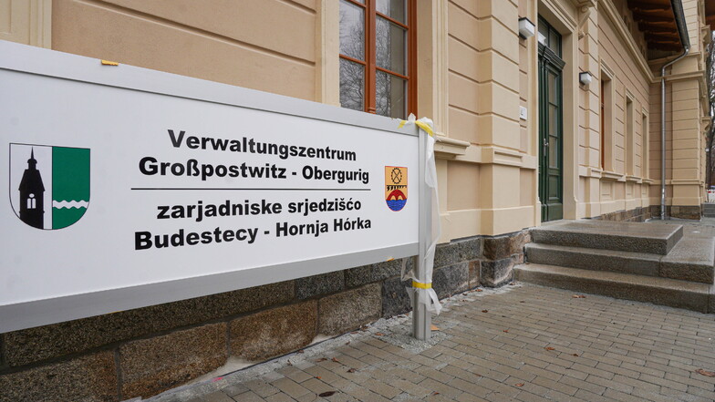 Das Schild am Eingang steht schon, Besucher empfängt das neue Verwaltungszentrum Großpostwitz-Obergurig ab dem 21. März.