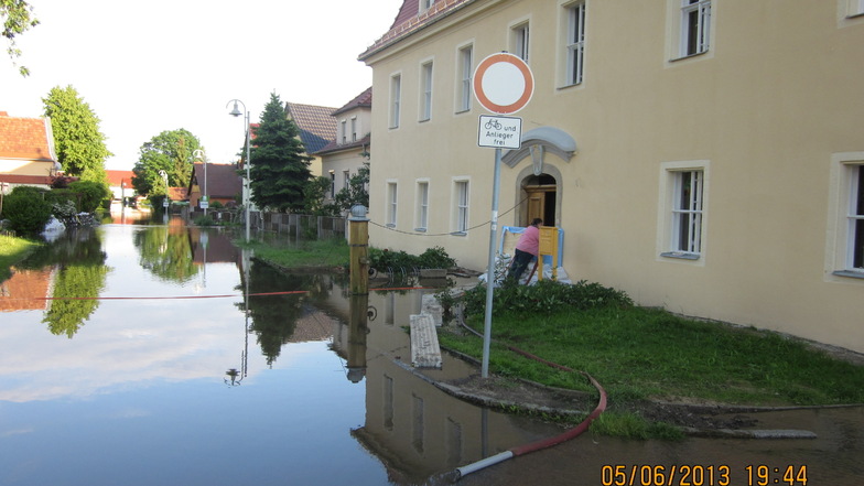 So sah es an der Niederseite in Brockwitz zuletzt beim Elbehochwasser im Juni 2013 aus. Mit der Haushebung sollen solche Bilder der Vergangenheit angehören.