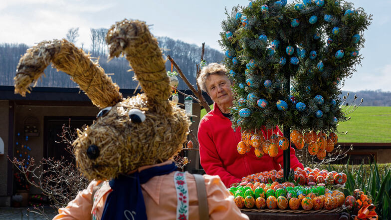 Heidi Rudolph schmückt auch in Corona-Zeiten ihren Vorgarten in Freital wie jedes Jahr österlich bunt.