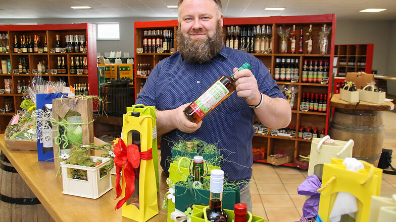 Nach knapp fünfjähriger Unterbrechung eröffnet Sebastian Schmidt am Montag an der Feldstraße in Bernsdorf wieder einen Getränkemarkt mit zahlreichen „Oschmi“-Kreationen.