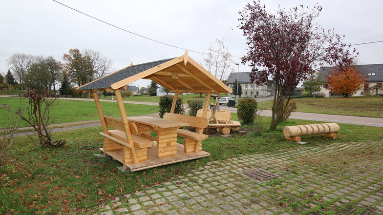 Eine Sitzugruppe wurde in der Nähe des Dorfgemeinschaftshauses aufgestellt. Im Umfeld soll noch ein Spielplatz errichtet werden. Das wünschen sich die Reinsdorfer schon sehr lange.