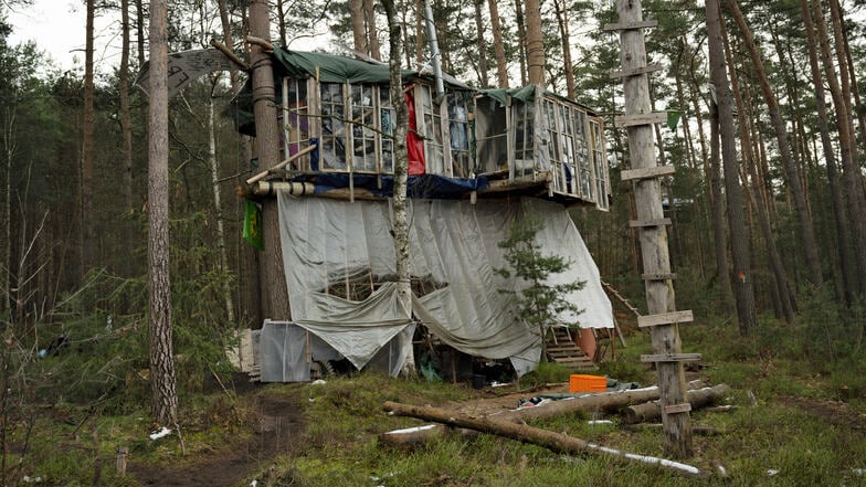 Bei der Räumung werden die Umweltschützer auf Plattformen und Baumhäusern klettern, um den Einsatz zu erschweren.