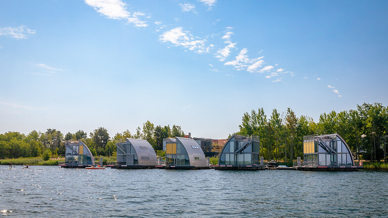 Jetzt befinden sich alle Schwimmenden Häuser auf dem Geierswalder See in einer Hand. Ab kommendem Jahr sind dann auch wieder alle zu mieten.