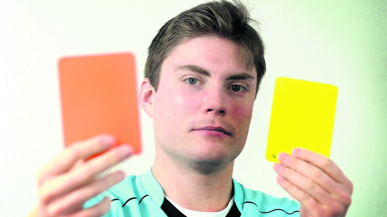 Paul Oehme ist als Fußballschiedsrichter in der Kreisoberliga aktiv. In bisher fünf Spielen in dieser Saison zeigte der 27-Jährige 33 Mal die gelbe Karte. Sechsmal schickte er Spieler vorzeitig vom Feld.